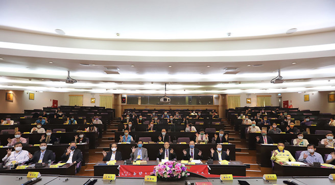 
南華大學舉辦「區域產學聯盟交流會」，攜手產官學推動「ESG與永續發展」，與會人員大合照。(圖/南華大學提供)