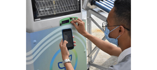 乾燥機的數據連動至物聯網，手機端就能隨時掌握機器的運作狀況。(圖/慈濟科技大學提供)