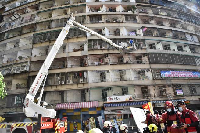 高雄市消防局20日在左营果贸社区举行消防演练。（林瑞益摄）