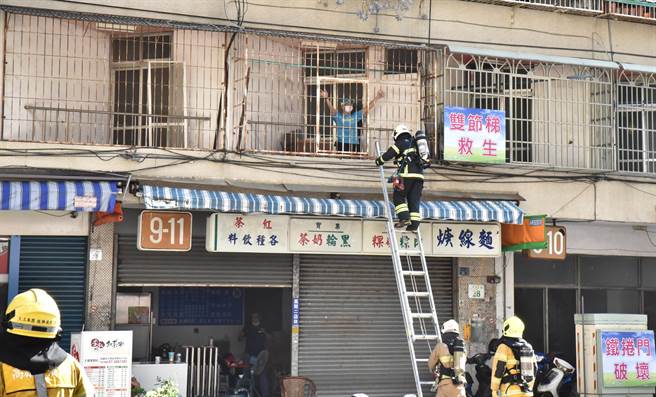 高雄市消防局20日在左营果贸社区举行消防演练，消防人员模拟民眾受困在二楼，紧急救难。（林瑞益摄）
