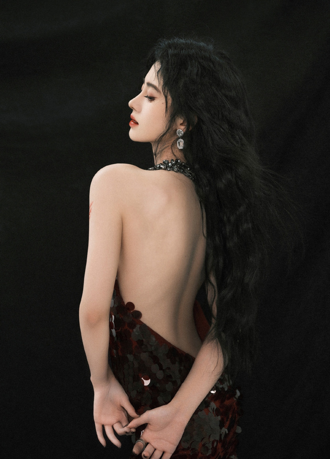 鞠婧禕秀美背。（圖／取材自鞠婧禕個人工作室微博）