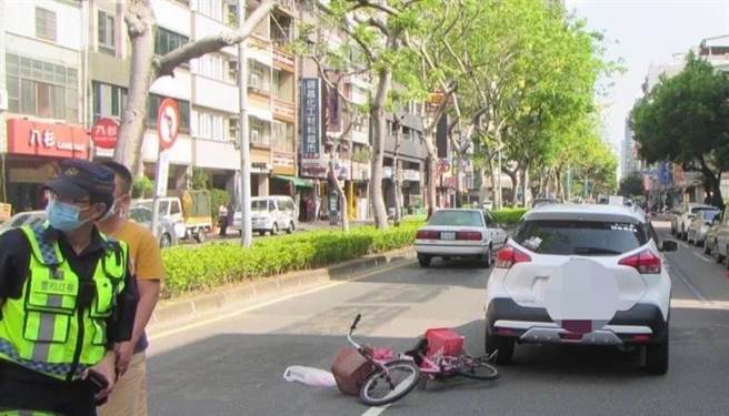 唐妇骑脚踏车闯红灯，拦腰撞上黄男驾驶之白色休旅车。（翻摄照片／崔正纲高雄传真）