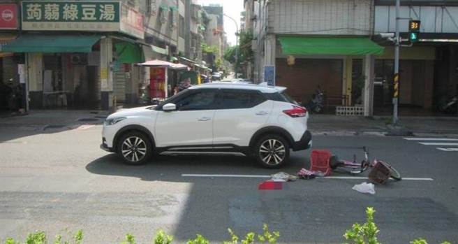 唐妇头部、四肢多处受伤，送医治疗无碍，但闯红灯后续将面临警依法开罚，肇事责任待交通大队厘清。（翻摄照片／崔正纲高雄传真）