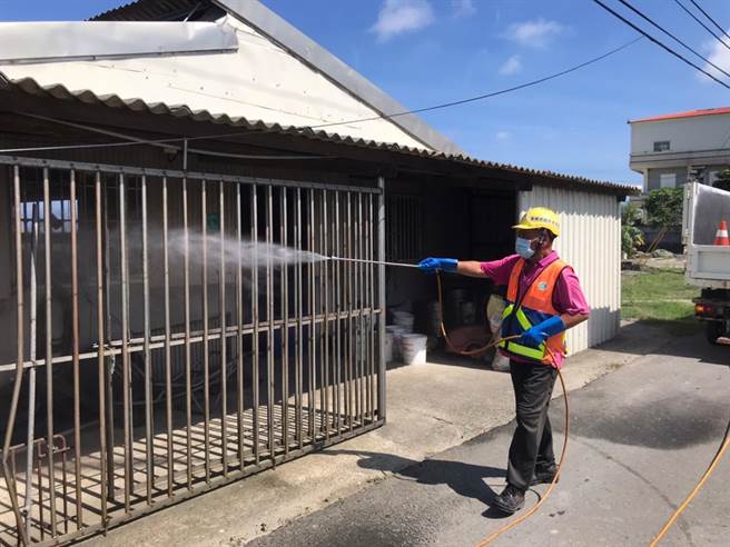 台南市傳出今年首例日本腦炎後，衛生局已針對個案住家附近的豬舍進行相關防治措施。（衛生局提供／洪榮志台南傳真）