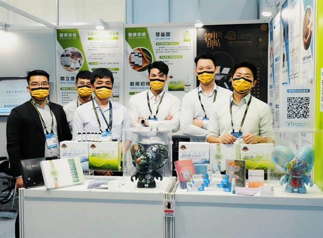 护佳生医团队于「2022台湾国际医疗暨健康照护展」中展品吸睛，获眾多国内外买家青睐，询问度爆表。（护佳生医提供／冯惠宜台中传真）
