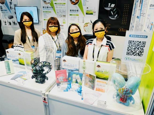 护佳生医团队于「2022台湾国际医疗暨健康照护展」中展品吸睛，获眾多国内外买家青睐，询问度爆表。（护佳生医提供／冯惠宜台中传真）