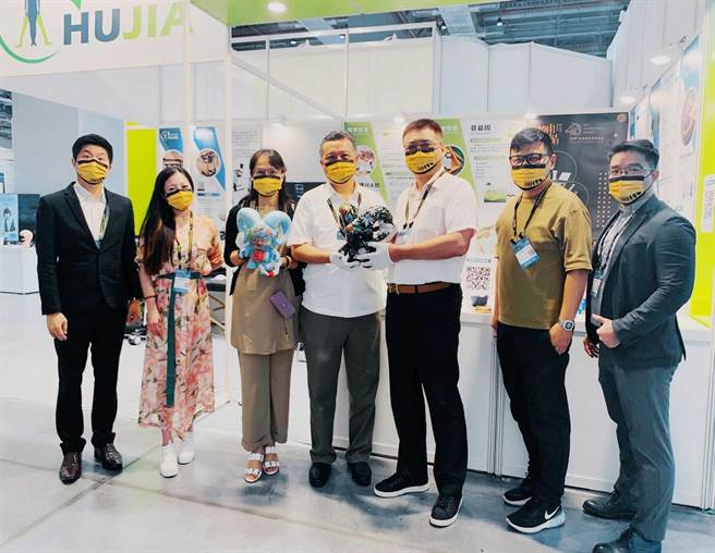 护佳生医董事长蔡帛霖致力公益、支持台湾艺术家，特别将该公司收藏的领头羊艺术品于展场亮相。（护佳生医提供／冯惠宜台中传真）