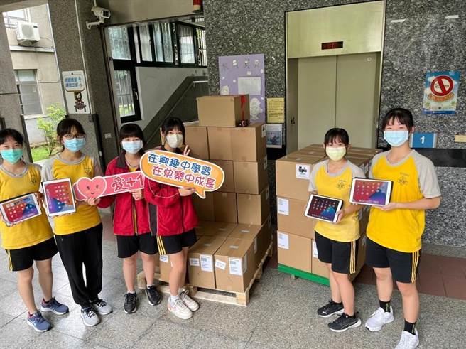 嘉义市政府已将4923台平板配到全市国中小学。（嘉义市政府提供）