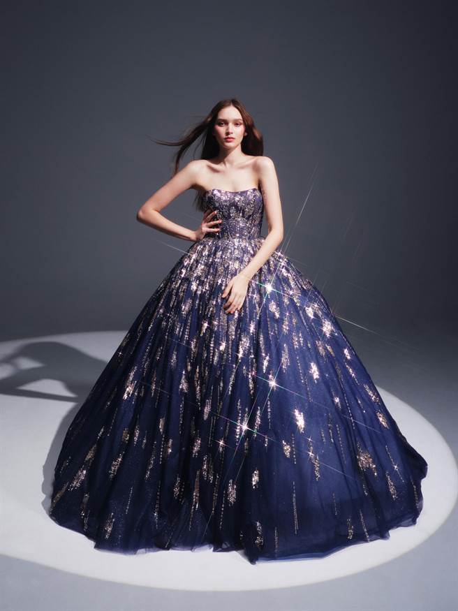 天燕座Apus古铜金深蓝晚礼服，衣身犹如银河绽放耀眼光芒。（林莉婚纱提供）