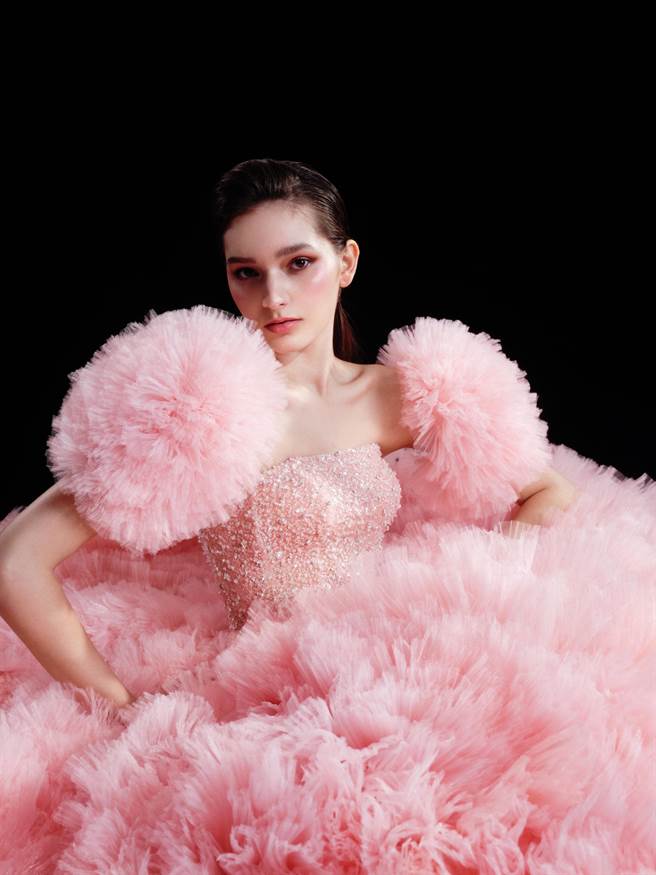 天琴座Lyra浪漫荷叶花粉色晚礼服，散发梦幻又飘逸的浪漫感。（林莉婚纱提供） 