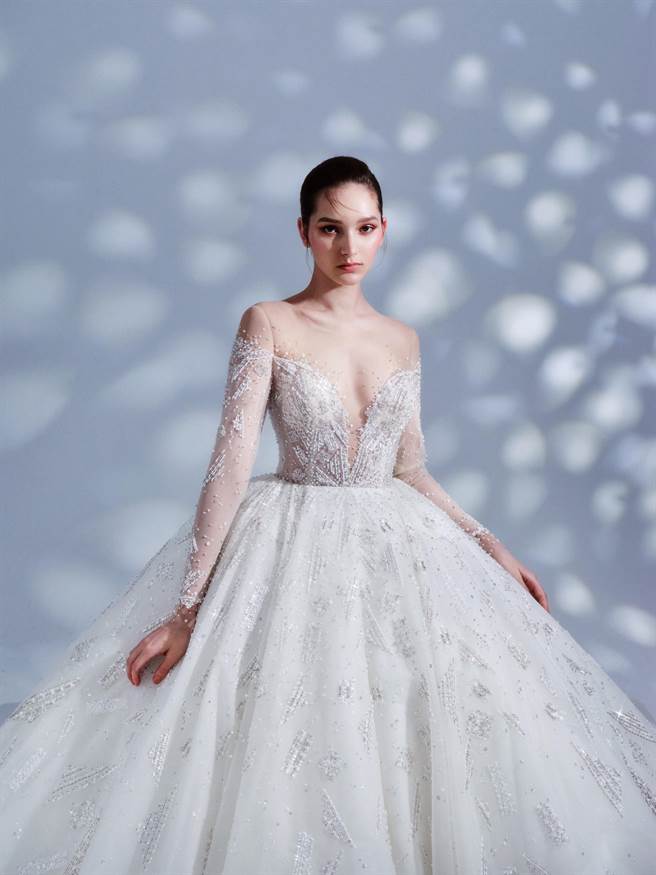 仙女座Andromeda裸肤几何散点长袖白纱，小露性感不失高雅韵味。（林莉婚纱提供）