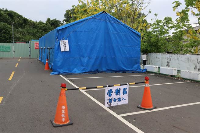 嘉义市殡葬管理所在停车场搭设帐棚，供确诊亡者遗体暂时存放。（吕妍庭摄）