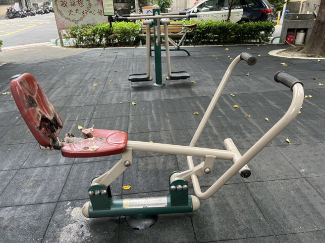 位于天母的圣山公园20日凌晨遭人纵火，图为少年以打火机纵火烧毁之运动器材。（图／警方提供）