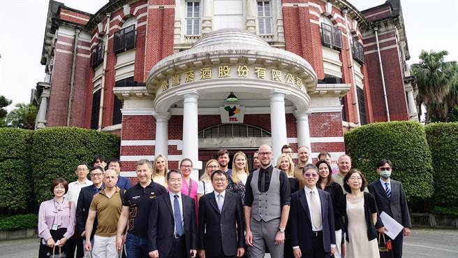 台酒与立陶宛食品局主任萨鲁纳交流(图／台酒提供)