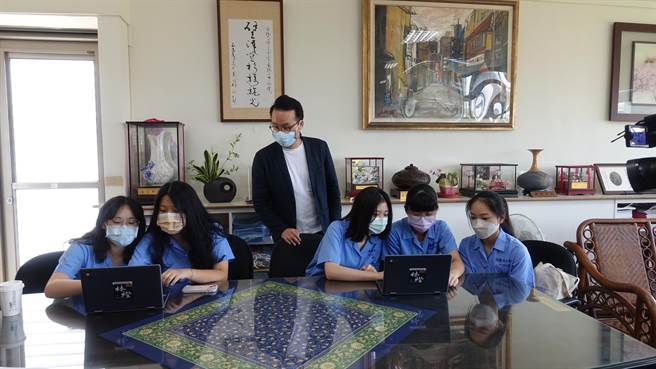  兰阳女中在英文科老师简铨蔚带领下，开始于课堂中导入Google Classroom以及其他Google Workspace工具，透过上述工具设计线上学习单与课堂活动，让学生学会如何运用Google工具自我学习、强化学习效率。（兰阳女中提供／吴佩蓉宜兰传真）