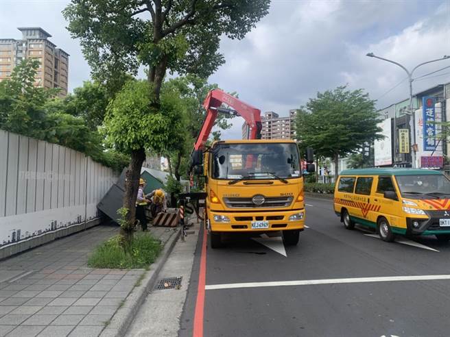 桃园市八德有下午有名货车驾驶为闪小狗自撞变电箱。（桃园市八德警分局提供／陈梦茹桃园传真）