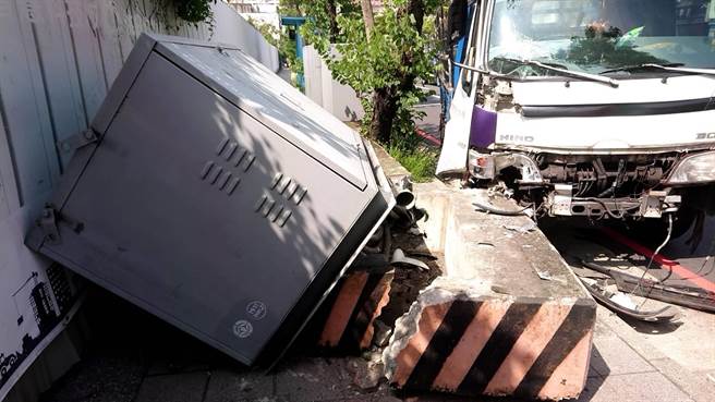 桃园市八德有下午有名货车驾驶为闪小狗自撞变电箱。（桃园市八德警分局提供／陈梦茹桃园传真）