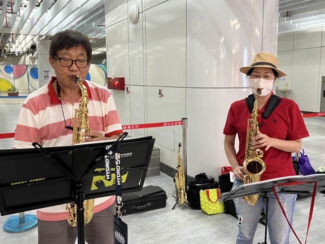 梁修身与萨克斯风同好一起在台北地下街表演。（梁修身提供）
