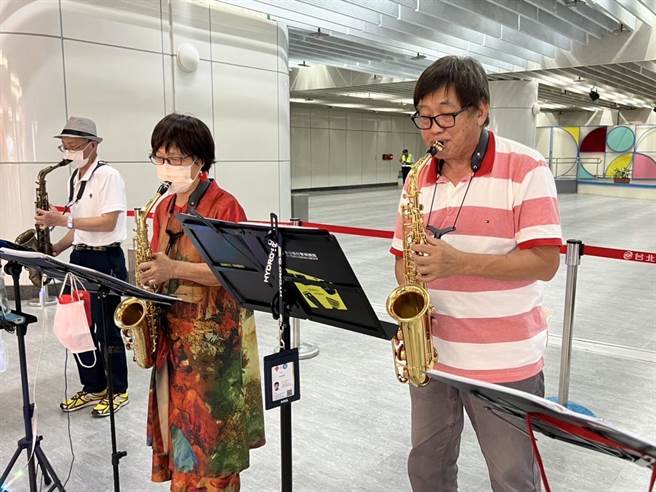 梁修身与萨克斯风同好一起在台北地下街表演。（梁修身提供）