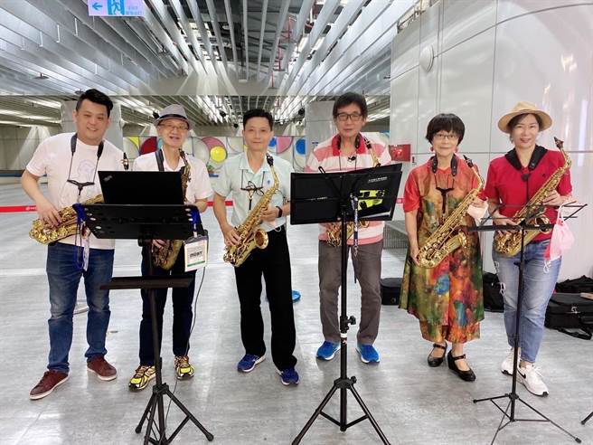 梁修身与萨克斯风同好一起在台北地下街表演。（梁修身提供）