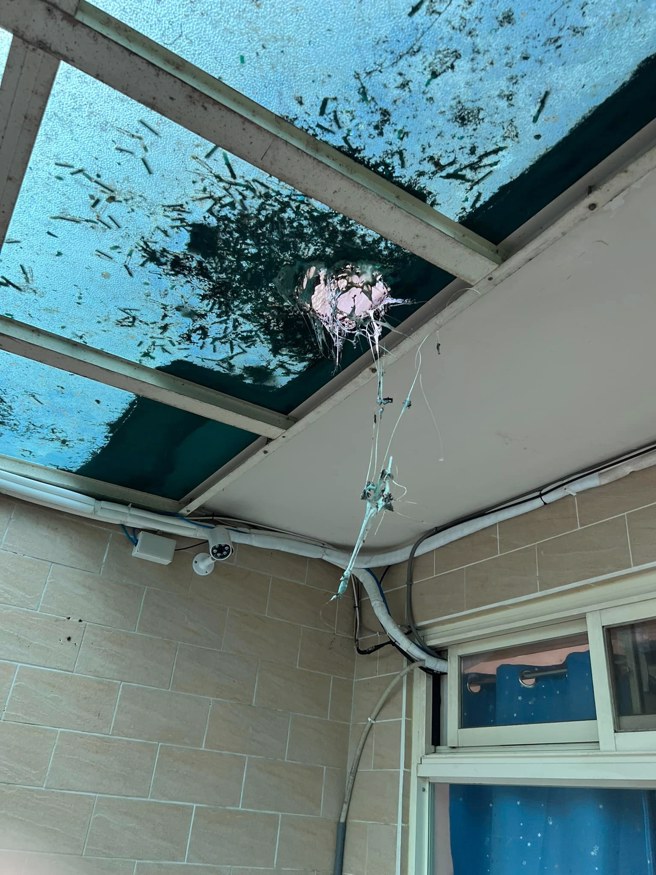 男子发现家中地板满地菸头与菸灰，屋顶採光罩也被烧出大洞，虽已报警提告，但也提醒邻居别再乱丢菸头。（翻摄自脸书爆怨公社）