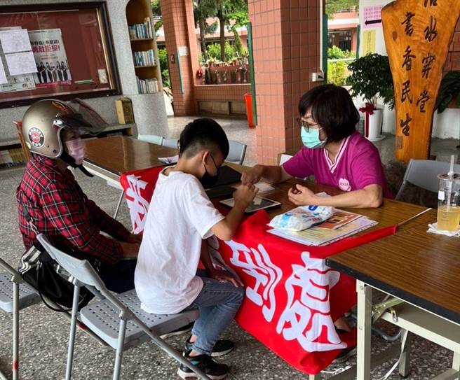 嘉义市民生国中指导学生及家长办理新生线上登记报名。（民生国中提供／廖素慧嘉市传真）