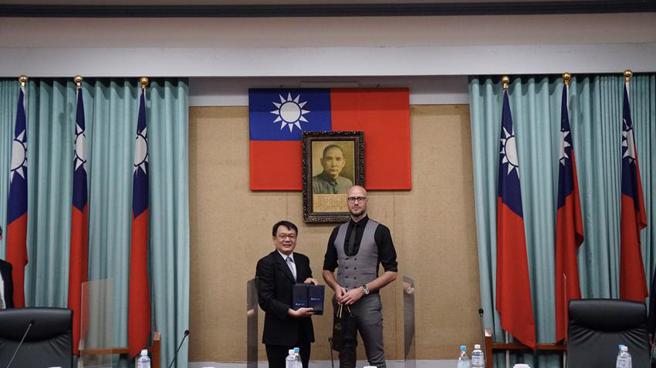 （台酒公司董事長丁彥哲(左)、立陶宛食品局主任薩魯納(右)。圖／台酒提供）