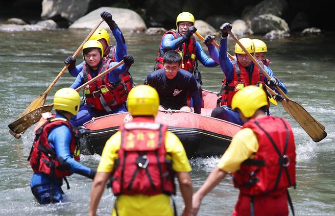 台北市政府消防局20日在外雙溪碧溪橋舉辦「111年度雙溪防溺救生演練暨戶外體驗活動場域資訊推廣」圖為演練項目之一的橡皮艇救援。（季志翔攝）