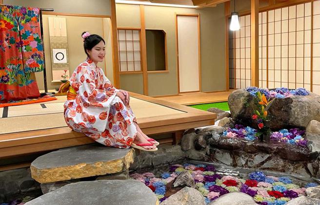 （蓄水池中放进鲜艳花朵称为「花手水」，暑假到北投日胜生加贺屋度假可感受金娘苑花手水意境。图／日胜生加贺屋提供）