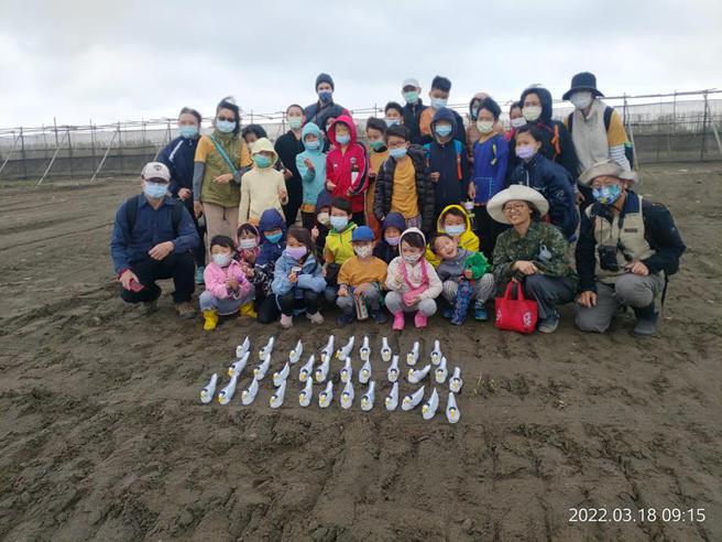 （中油与桃园鸟会及八德大伙房书院小朋友布置假鸟及庇护瓦。图／中油提供）