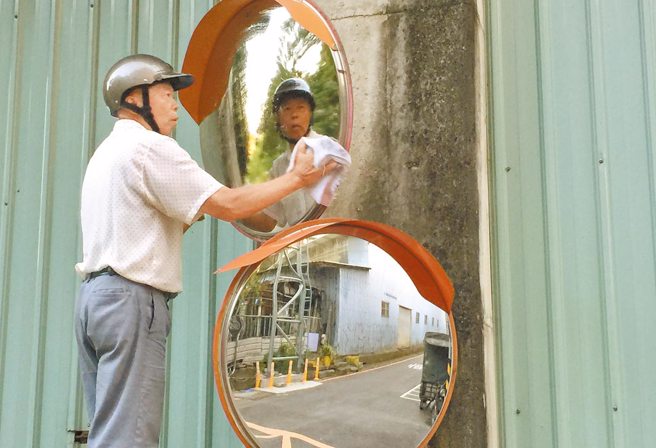 张秀雄因曾目睹车祸惨剧，退休后擦遍双北、桃园市区及山区每个角落的反光镜，被誉为「反光镜菩萨」。（公路总局提供）