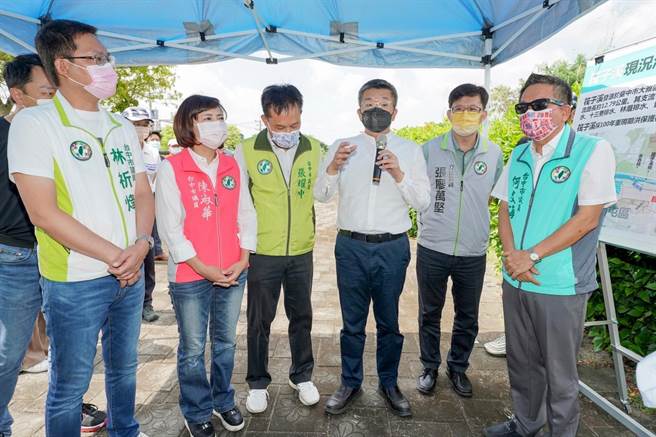 立法院副院长蔡其昌（右三）与立委张廖万坚（右二）向中央争取8000万元经费进行筏子溪畔堤防设施改善工程，预计明年底完成。（蔡其昌服务处提供／谢琼云台中传真）