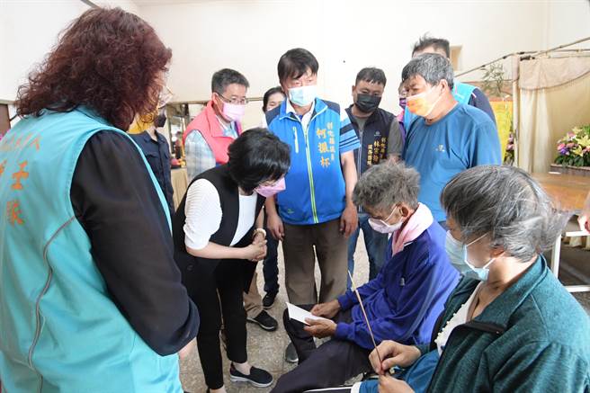 彰化3兄弟老大20日往生，傍晚彰化县长王惠美到和美殡仪慰问老二。（吴敏菁摄）