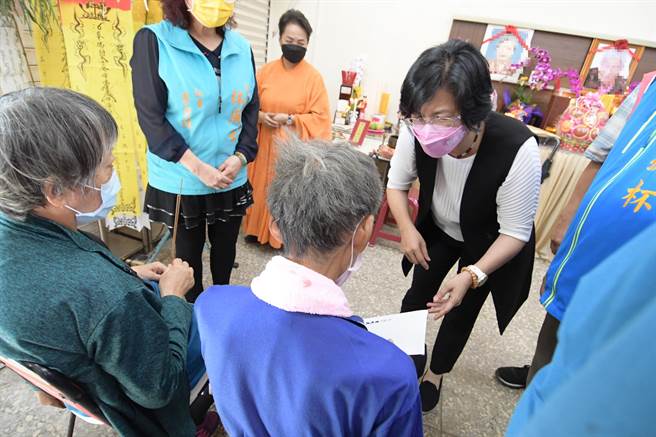 彰化3兄弟老大20日往生，傍晚彰化县长王惠美到和美殡仪慰问老二。（吴敏菁摄）