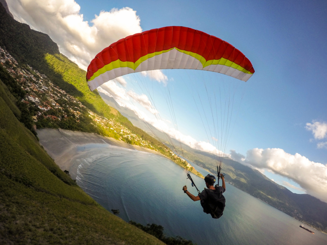 一名飞行伞老手特里兹（Yanis Teriz）在过程中遇到伞翼断裂，当场从762公尺高空急速下坠。
(示意图／shutterstock)