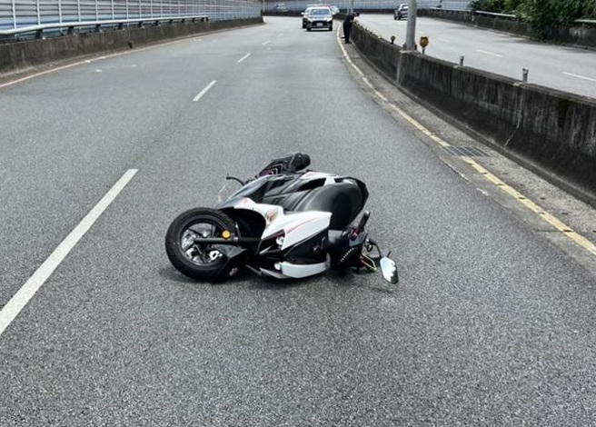 新北市新店区昨(19)日中午发生自撞分隔岛车祸，21岁女骑士被发现已呈现OHCA状态，今(20)日宣告不治。（警方提供）
