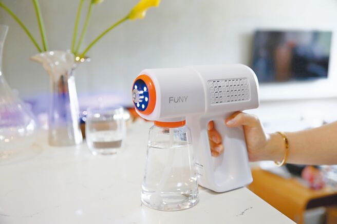 FUNY奈米级雾化消毒枪可有效防疫，在任何时间为国人的健康把关。图／业者提供