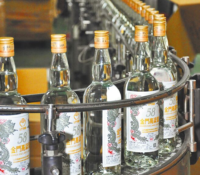 金酒公司去年3月突然宣布即起調高部分酒品售價，監院調查報告指出，根據金酒公司成本上漲等資料，無法顯示漲價幅度的合理性。圖為金門酒廠生產線。（本報資料照片）（禁止酒駕，飲酒過量，有害健康）