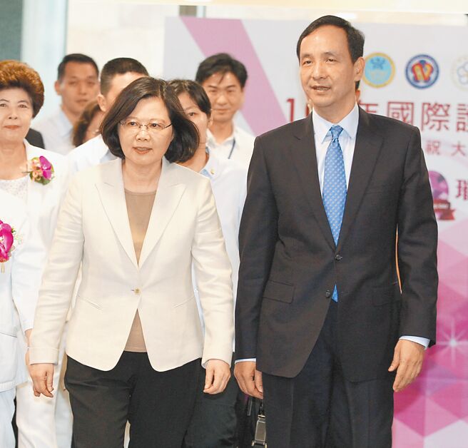 国民党、民进党两党的提名风波，看似有别，其实都凸显了台式政党制度的宿命。图为总统蔡英文（左）和国民党主席朱立伦（右）。（本报资料照片）