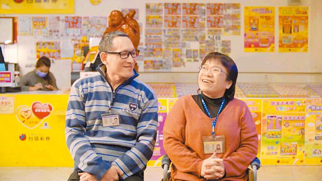 《英雄的背后》主角之一林益丰（左）表示，拍摄过程中，女儿们帮父母买衣服、相约拍全家福的惊喜保密到家，整个过程没办法NG，是家人间最真实的互动，右为太太陈淑敏。（台彩提供）