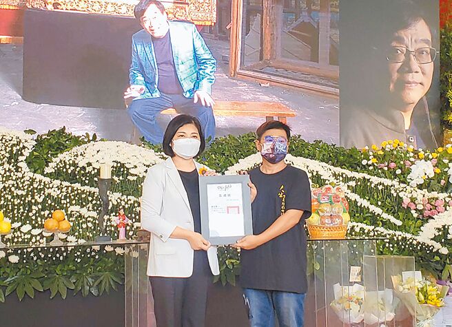 「八音才子」黄文择人生谢幕，享寿66岁。19日追思会上，云林县长张丽善（左）颁发表扬状，由黄文择儿子黄匯峰代表接受。（周丽兰摄）