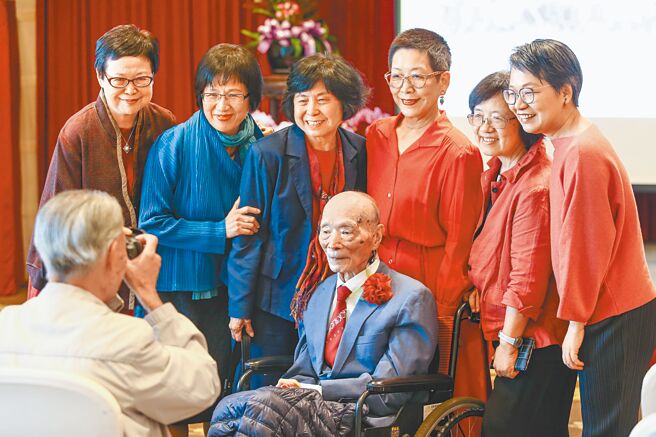 故宫最后一批国宝押运人，索予明（中）19日辞世，享嵩寿103岁。图为2019年他百岁生日时，故宫替他办了寿宴，为其晋列百岁人瑞寿诞庆贺。（本报资料照片）