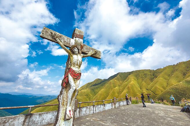 美如其名的「抹茶山」是行经礁溪乡圣母山庄步道所能看见的美景，因放眼望去翠绿的山型，被日本人以抹茶形容而暴红，原本假日约200多人，现在动辄近千人。（民眾石先生提供／吴佩蓉宜兰传真）
