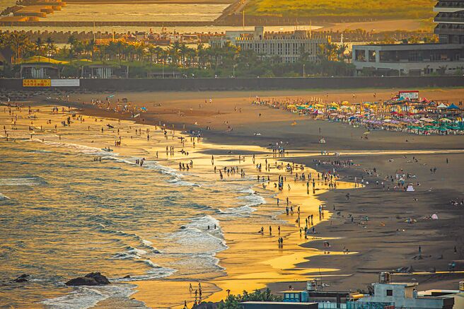 宜兰处处美景，也不乏管理完善、维持高品质的景点，像头城镇的外澳沙滩，就是不少衝浪客的爱好海域，除了戏水玩沙、沙滩骑马等活动，沙滩后方山头，不时看见飞行伞翱翔天际。（民眾肯吉提供／吴佩蓉宜兰传真）