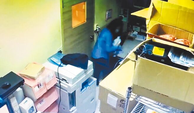 花莲县政府农业处1名连姓女公务员16日执行公务期间，到咖啡店借厕所因在维修遭拒，竟趁员工不注意擅闯店里办公室小便，再拿卫生纸擦拭后便若无其事离开。 （民眾提供／罗亦晽花莲传真）