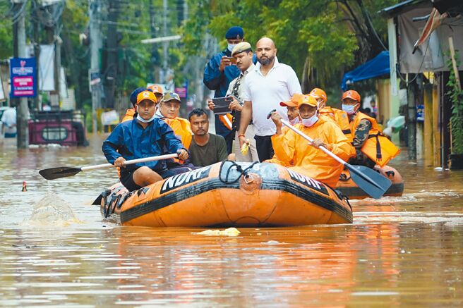 季風風暴肆虐孟加拉和印度，引發災難性的洪水氾濫。救援人員在洪水中開展救援行動（見圖）。（新華社）