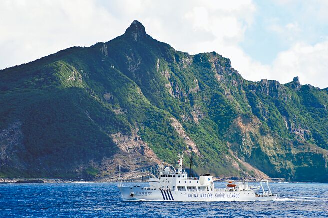 日本那霸市的第11管区海上保安本部19日称，两艘中国海警船已连续两天「入侵」钓鱼台列屿海域，日方派巡逻船确保渔船安全，并警告中国海警船驶离。图为2012年，中国海监15船抵达钓鱼台海域巡航。（新华社）