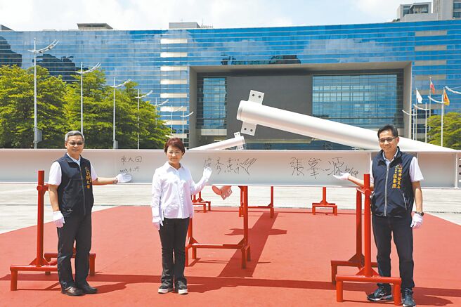 台中市長盧秀燕（中）與經發局長張峯源（右）、建設局長陳大田（左），邀請市民揪團簽梁，留下歷史見證。（林欣儀攝）