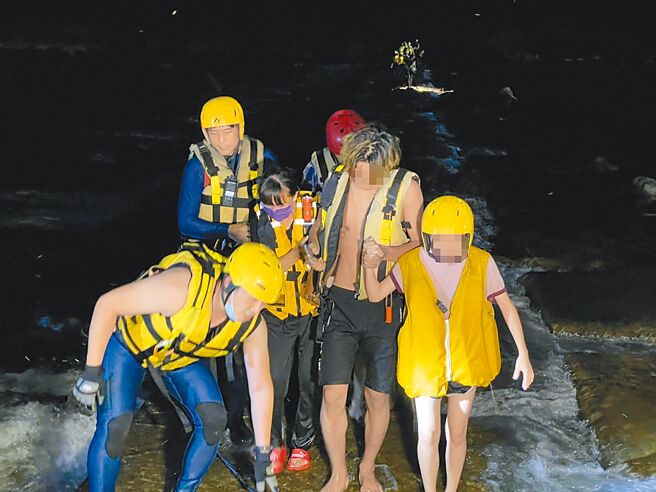 大甲溪沙洲19日发生民眾受困意外，民眾获救后惊魂未定。（台中市消防局提供／陈淑娥台中传真）