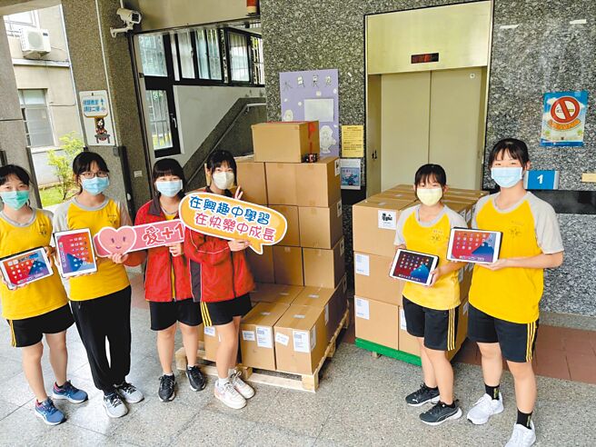 嘉义市政府已将4923台平板配送到全市国中小学，预计最快下周可用。（嘉义市政府提供／张亦惠嘉市传真）